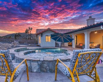 Epic Pool /spa! 12 Joshua Trees 3 King beds/1 Queen Hiking covered Patio - Yucca Valley - Bazén
