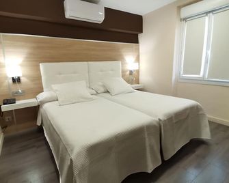 Hotel Restaurant Rose des Pyrénées - Belvianes-et-Cavirac - Bedroom