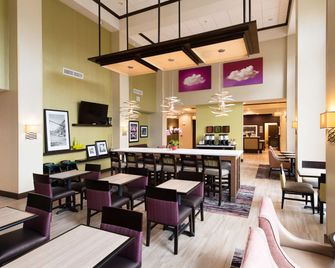 Hampton Inn & Suites Fayetteville - פאייטוויל - מסעדה