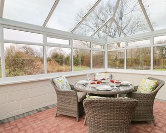 The Annex - Swindon - Dining room