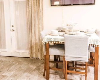 Beach Guest House - just steps to Lake Erie - North East - Dining room