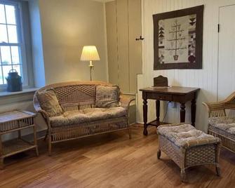 Charming 4 bedroom FarmHaus, circa 1790, renovated on Scenic Byway. - East Earl - Sala de estar