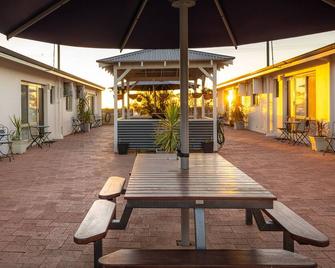 Api Pelican Beach Front Apartments Kalbarri - Kalbarri - Patio