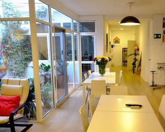 Hostal Five Gates - Osuna - Eetruimte