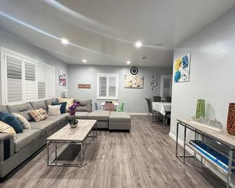 Happy Disneyland 3 Bedroom Home - Midway City - Sala de estar