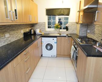4Bed Spacious House Free Parking - Farnham Royal - 廚房