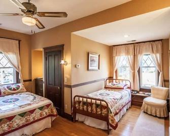 Friendly City Inn Bed & Breakfast - Harrisonburg - Bedroom