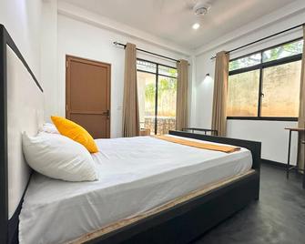 Large 4 Bedroom Spacious Apartment in Nugegoda, Colombo - Nugegoda - Bedroom