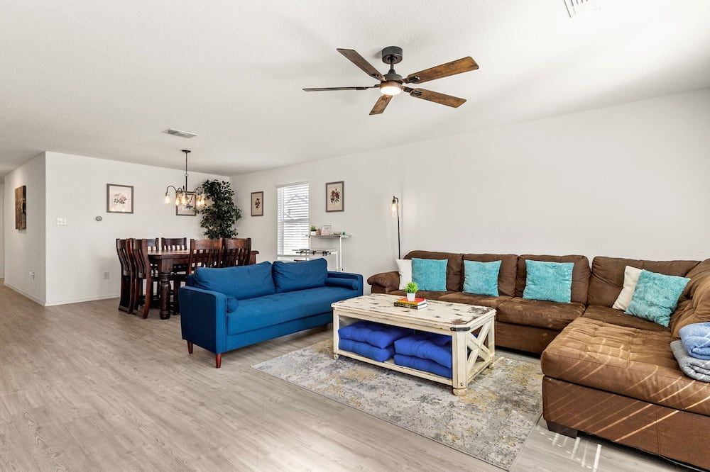4 Bedroom Sweet Cozy Home near Lackland/SeaWorld - سان انطونيو - غرفة معيشة
