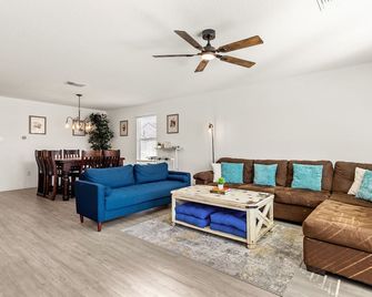 4 Bedroom Sweet Cozy Home near Lackland/SeaWorld - سان انطونيو - غرفة معيشة