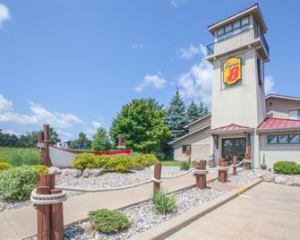 Super 8 by Wyndham Houghton Lake - Houghton Lake - Edificio