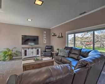 Ellensburg Home w/ Mountain Views on 3 Acres! - Ellensburg - Obývací pokoj