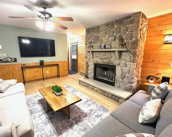 Mountain House Chalet Lake Harmony Estates Hot tub Fireplace Pool Table Fire Pit - Lake Harmony - Salon