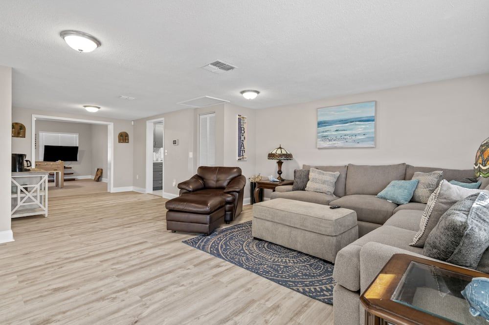 Remodeled Lake Front Pool Home! Sleeps 13! Bring dogs and kids! - Holiday - Living room