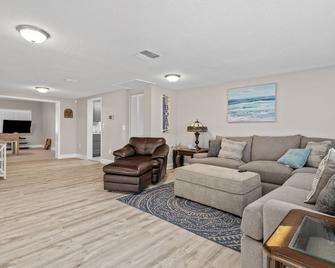 Remodeled Lake Front Pool Home! Sleeps 13! Bring dogs and kids! - Holiday - Sala de estar