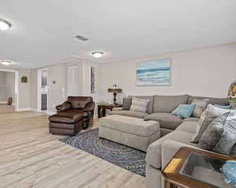 Remodeled Lake Front Pool Home! Sleeps 13! Bring dogs and kids! - Holiday - Living room