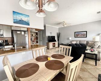 146 Beau Clair - Beachside Townhome with Pool in Long Beach - Long Beach - Dining room