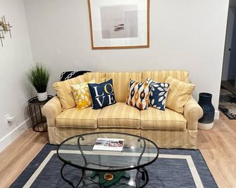 Lovely two bedroom apartment with indoor fireplace - Oak Bluffs - Sala de estar