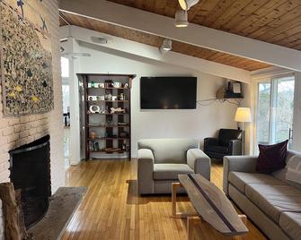 Montauk beach house, all amenities. Walk to town or beach. - Montauk - Living room