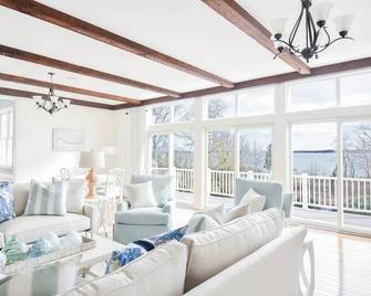 15526 - Luxurious Waterfront Home with Incredible Entertainment Space Secluded on Pleasant Bay - Orleans - Salon