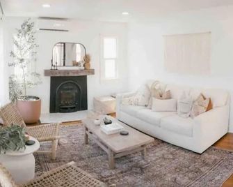New Casa Blanca Garden Escape Sd - San Diego - Living room