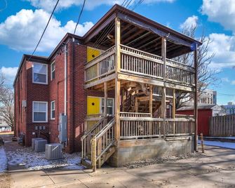 Retro Glam: Colorful Mid-Century Haven Apt 2 - Omaha - Budynek