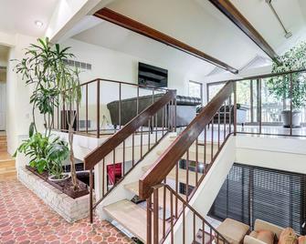 Spacious King of Prussia Home with 2 Game Rooms - King of Prussia - Stairs