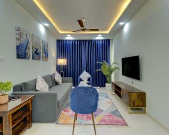 10 min from GOI airport! Family sized apartment w/deck. Pool. Sauna. Wi-Fi. - Dabolim - Wohnzimmer