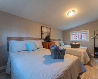 Cabin with lake views & lake access Now featuring AC Wi-FI and TV sleeps 5 - Alton - Bedroom