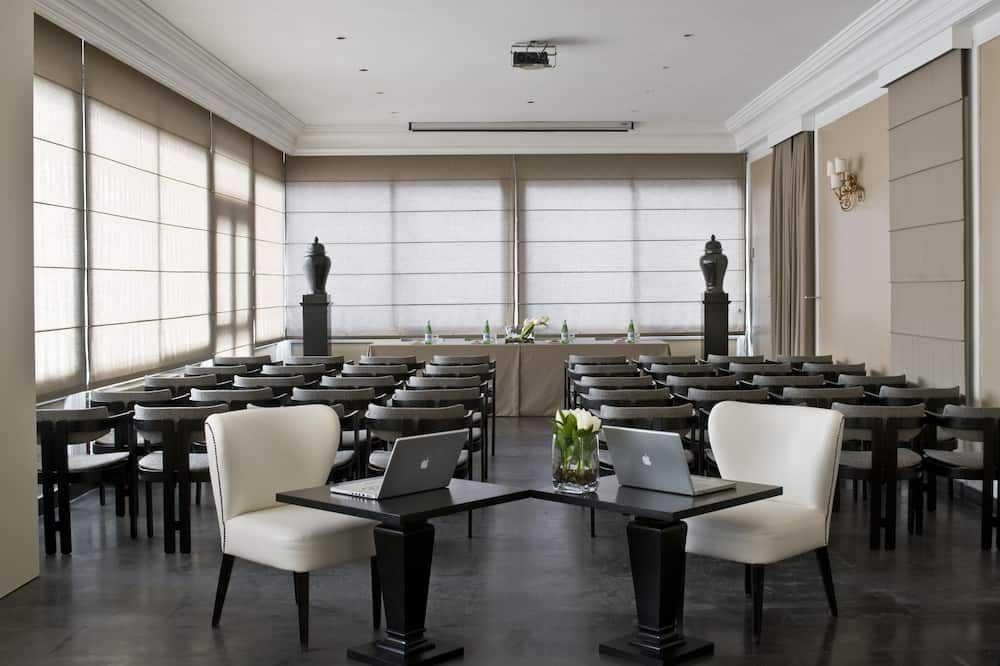 أمباسكياتوري بليس هوتل