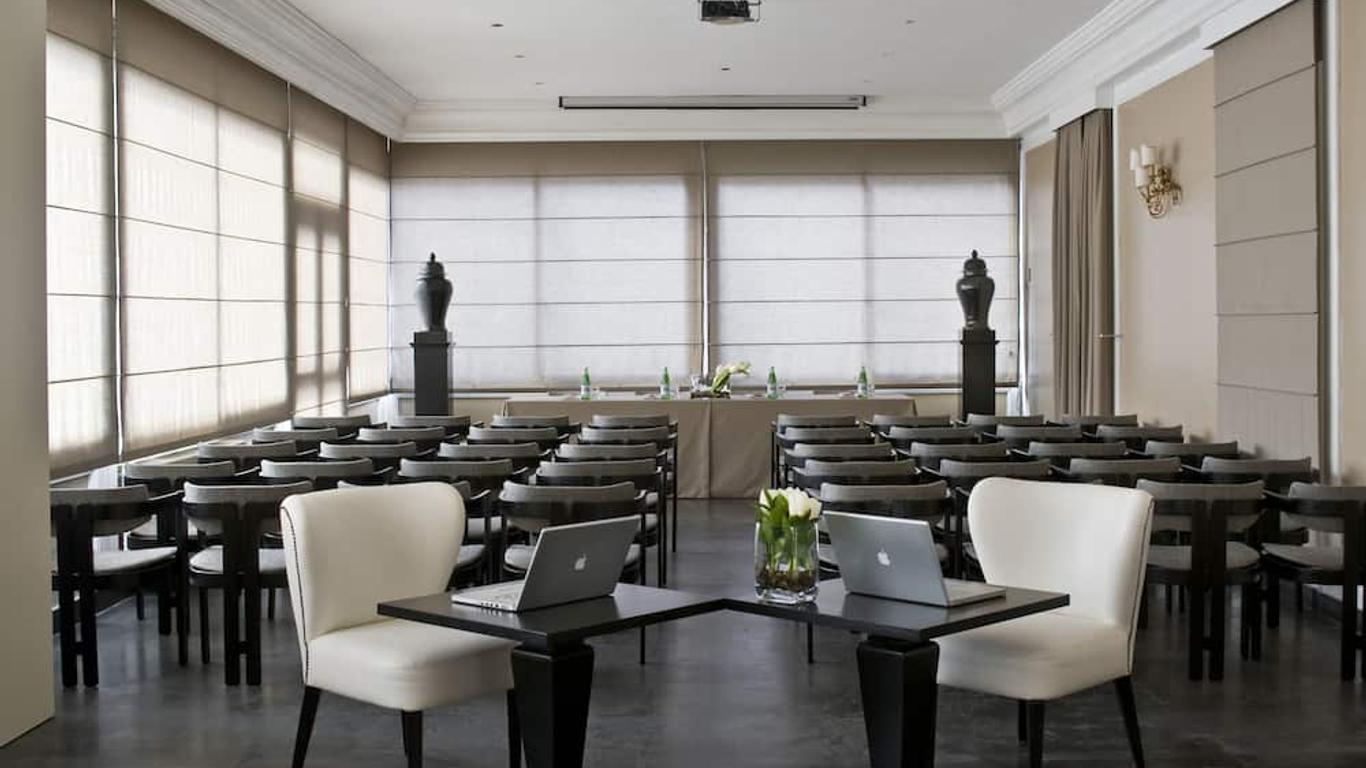 أمباسكياتوري بليس هوتل