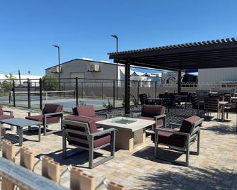 Cozy 1-bedroom modern manufactured home in a fun 55+ Apache Junction park! - Apache Junction - Patio