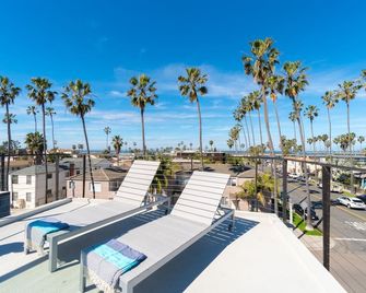 Modern Beach Home Steps To The Sand - San Diego - Balcony