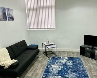 Broad Street Wolverhampton - 2 Bedroom Apartment - Wolverhampton - Living room