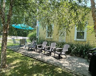 Starshine Cottage - Geneva on the Lake - Renovated and Ready to Rent - 제네바 온더 레이크 - 파티오