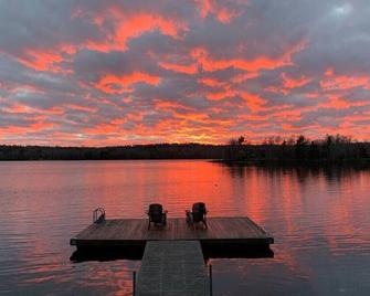 Lakeside Retreat with Hot Tub - Windsor