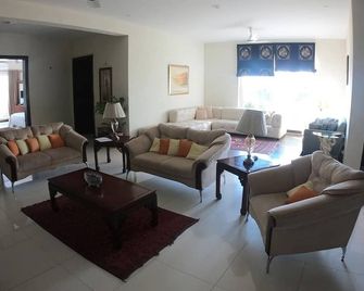 Serene Escape - Luxury Hilltop Vacation Home (C-12) - Islamabad - Living room
