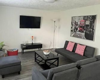 Convenient, cozy and bright - New Port Richey - Living room