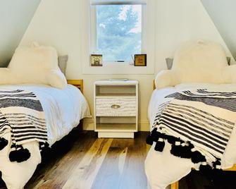 Four Seasons of FUN! Shop, Hike, Golf, Ski, Ride, Relax and bring the Pups too! - Center Ossipee - Bedroom