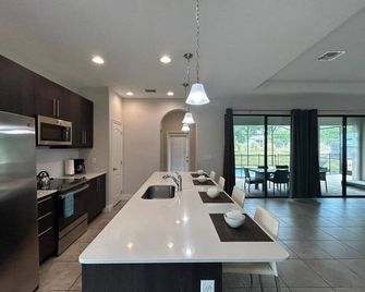 Exquisite Retreat: Luxurious 4BR Pool Home in Gated Balmoral Resort - Haines City - Cocina