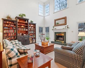 In The Heart Of Amish Paradise With Great View Of Lancaster County! - Ronks - Living room
