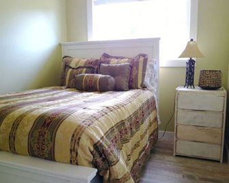 Hemlock - Grace Landing Cottages With Stunning Sunsets Over Hamlin Lake - Ludington - Bedroom