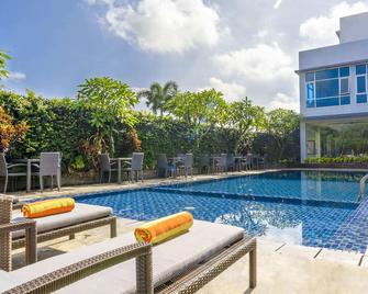 Solaris Hotel Malang - מאלאנג - בריכה