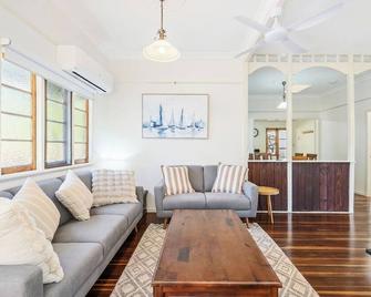 Scarness Cottage Serene Queenslander by the Sea - Scarness - Living room