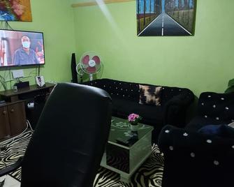 Ideal Get-Away in Nakuru with serene environment. - Nakuru - Sala de estar