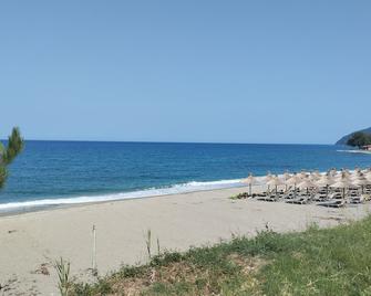 Eleni Kandilari Rooms - Karitsa - Beach