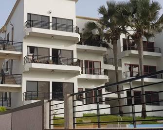 Relax Waterfront Serviced Apartment - Bijilo - Edificio