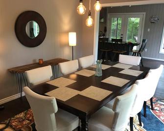 Peace & Privacy on 10 acres with full game room and fireplace - Minden - Restaurante