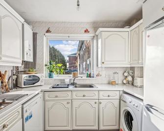 Spacious2br-Balcony-Parking-25mincentrallondon - London - Kitchen