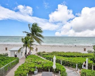 Beachfront Suite at Sunny Isles Resort with Amenities Included - Sunny Isles Beach - Beach